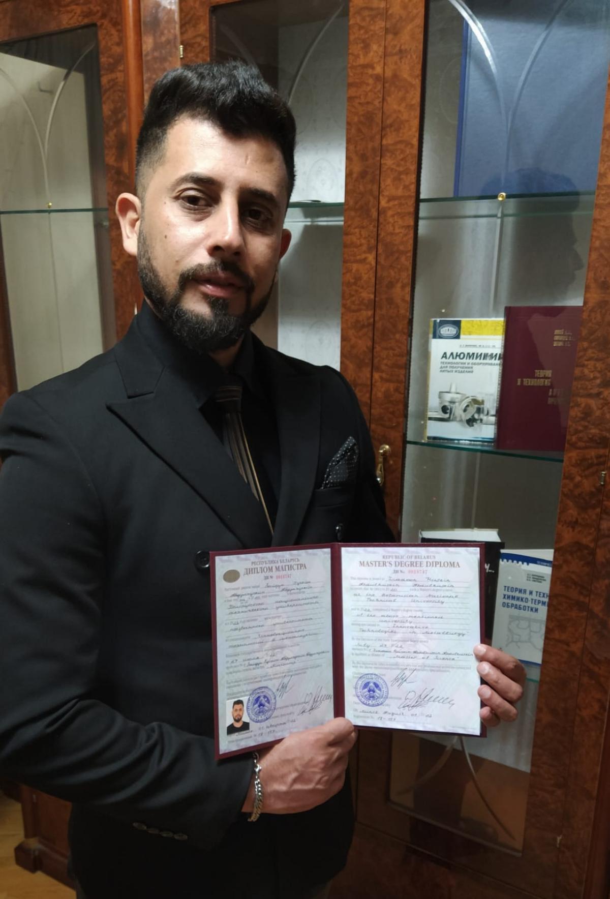 Абдулхусейн Зайдун Хусейн Абдулхусейн с дипломом магистра